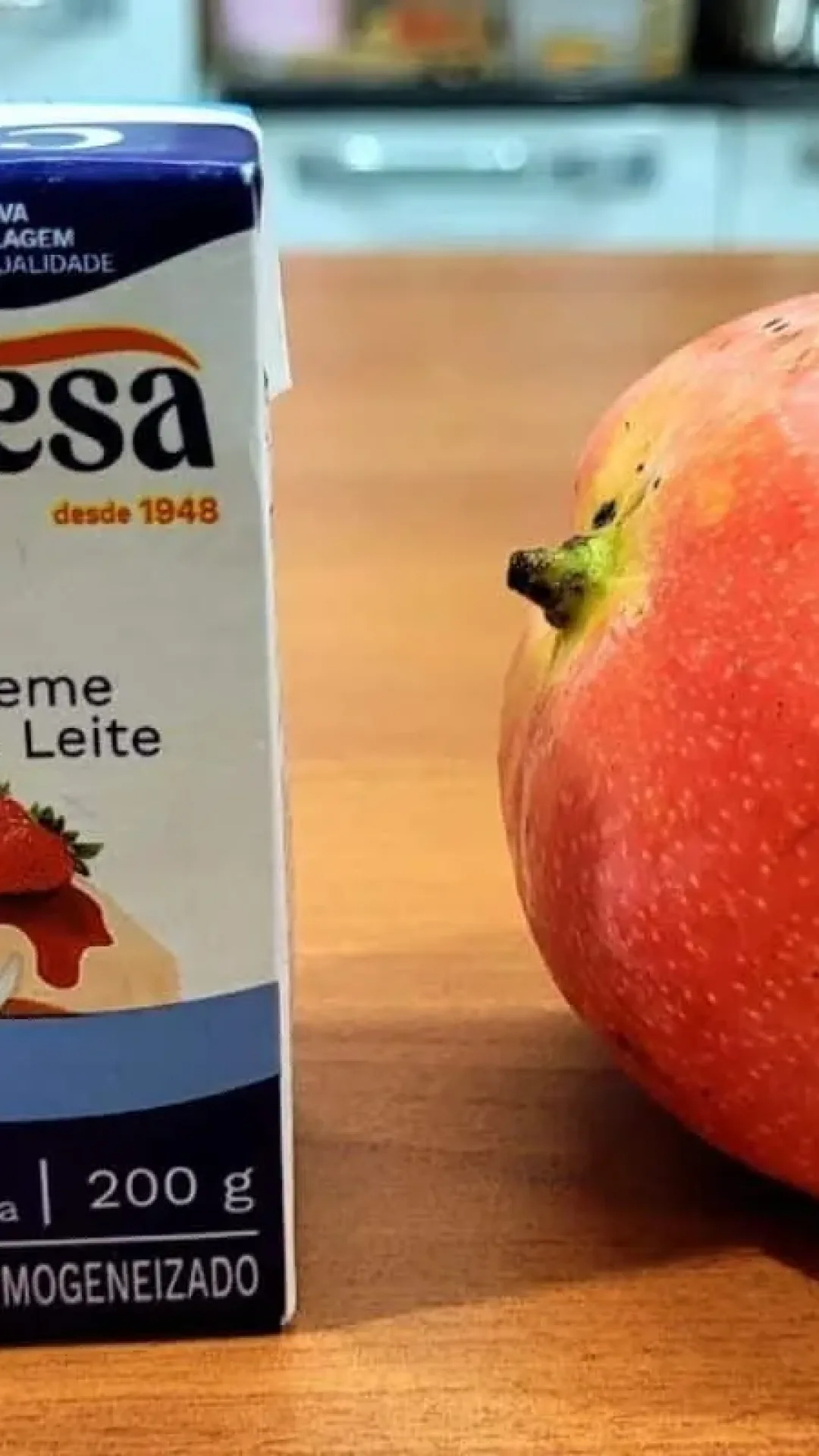 Sobremesa de 3 ingredientes com a fruta do momento bateu, gelou, está pronta!