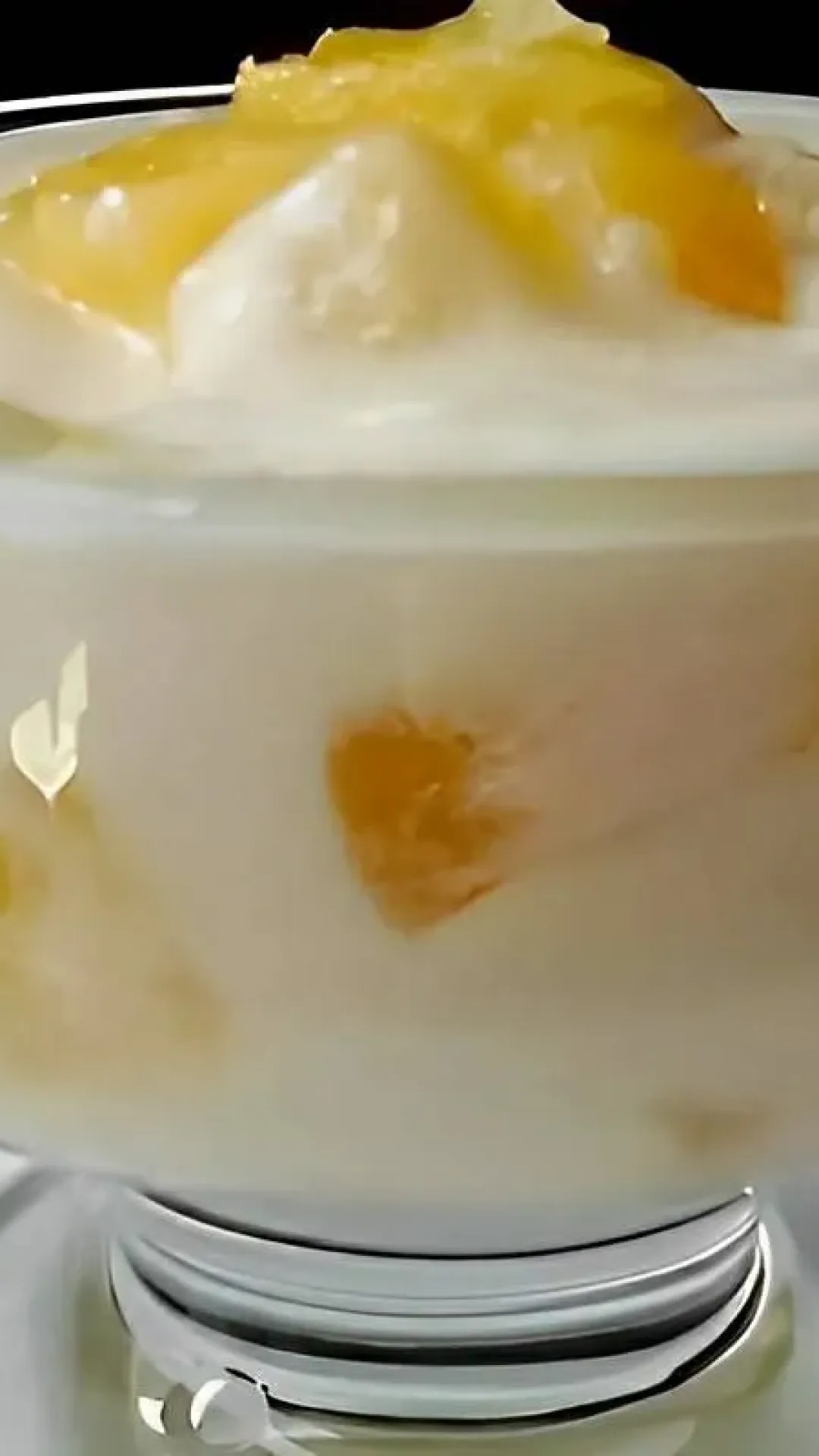 Sobremesa de abacaxi com pedacinhos da fruta a cara da sua ceia de natal
