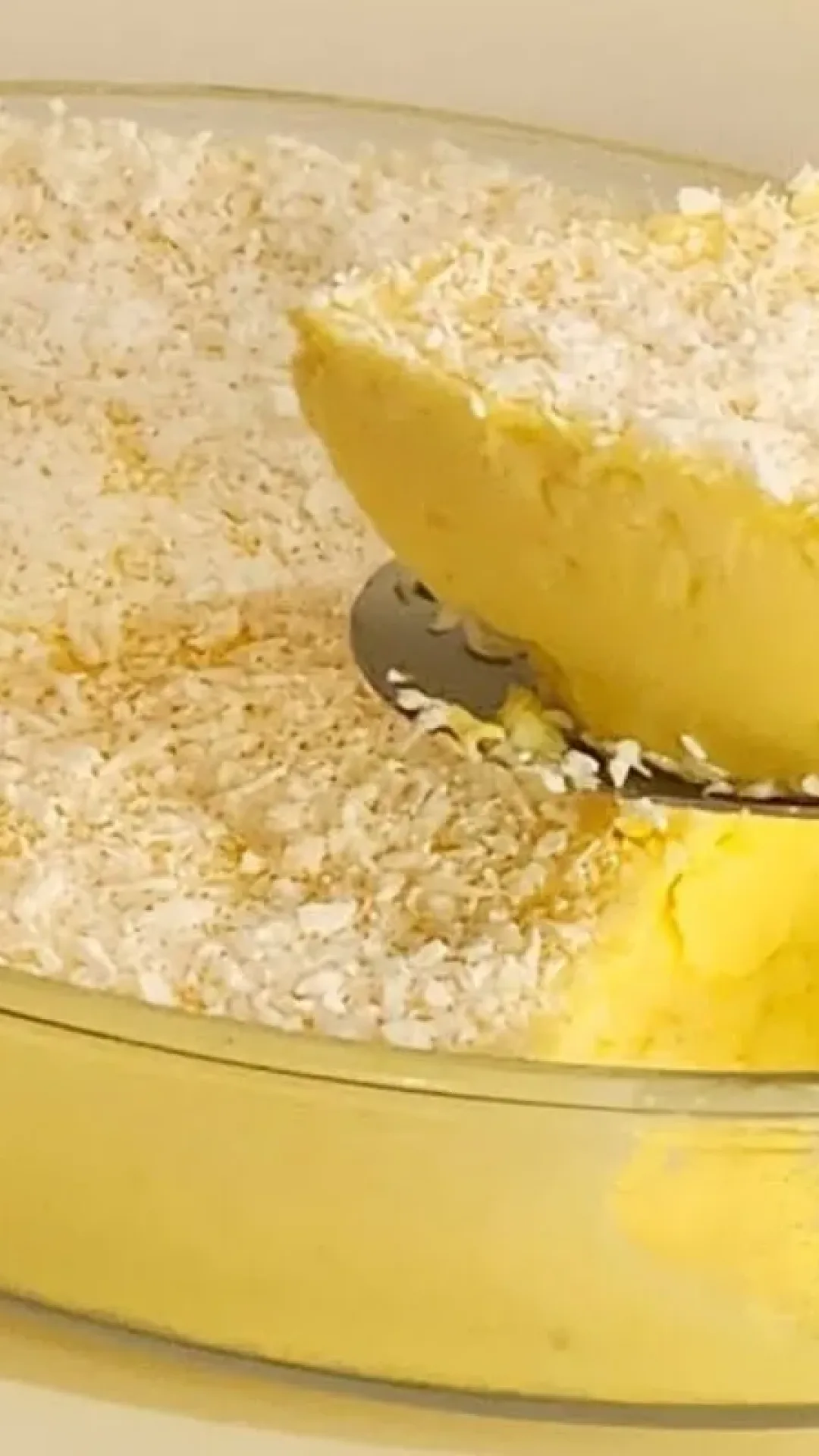 Sobremesa de creme de leite com gelatina que é só bater tudo e levar para gelar, perfeita para o seu fim de semana