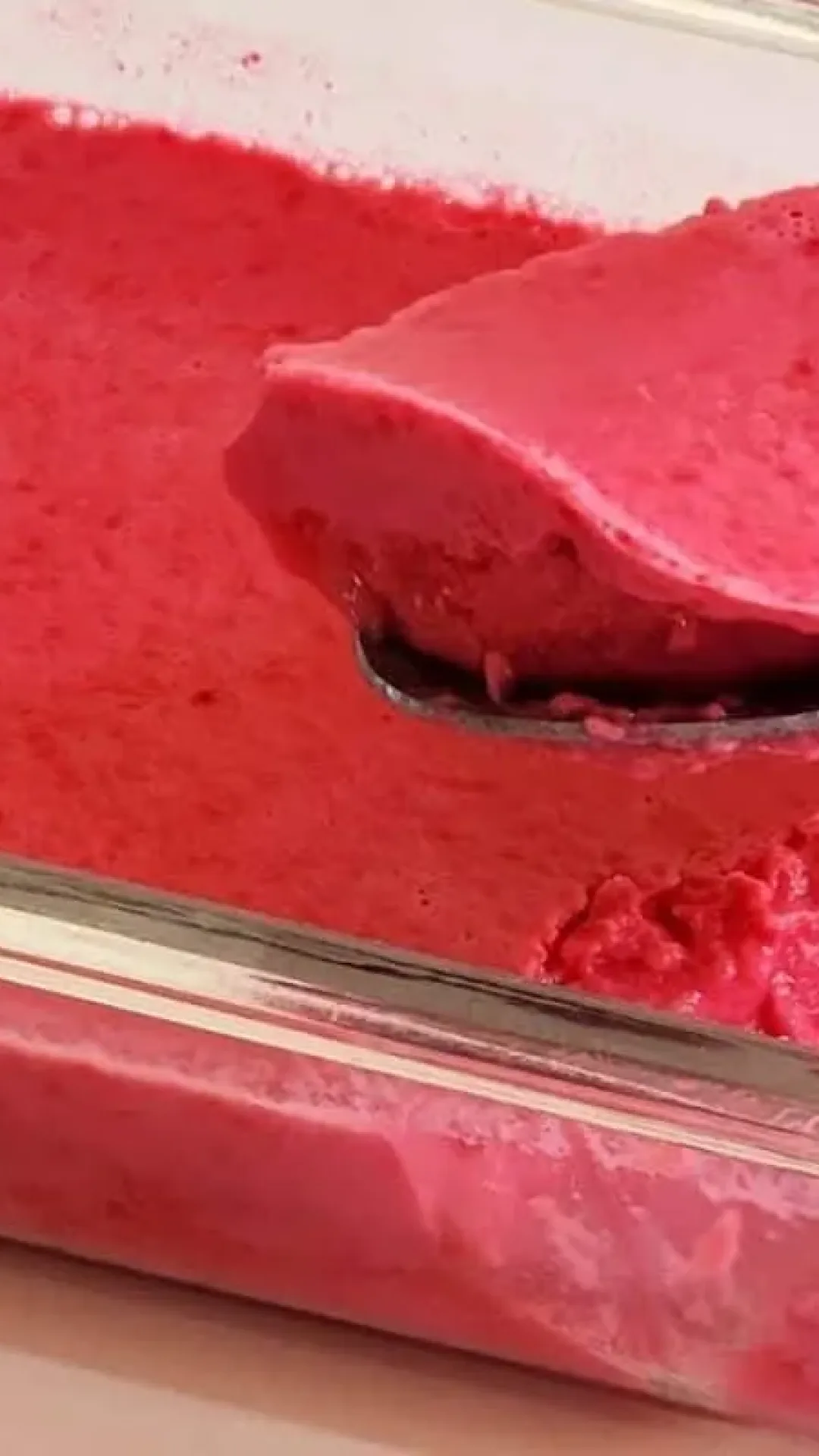 Sobremesa de gelatina feita apenas com leite e gelatina, a receita mais rápida e fácil do mundo todo
