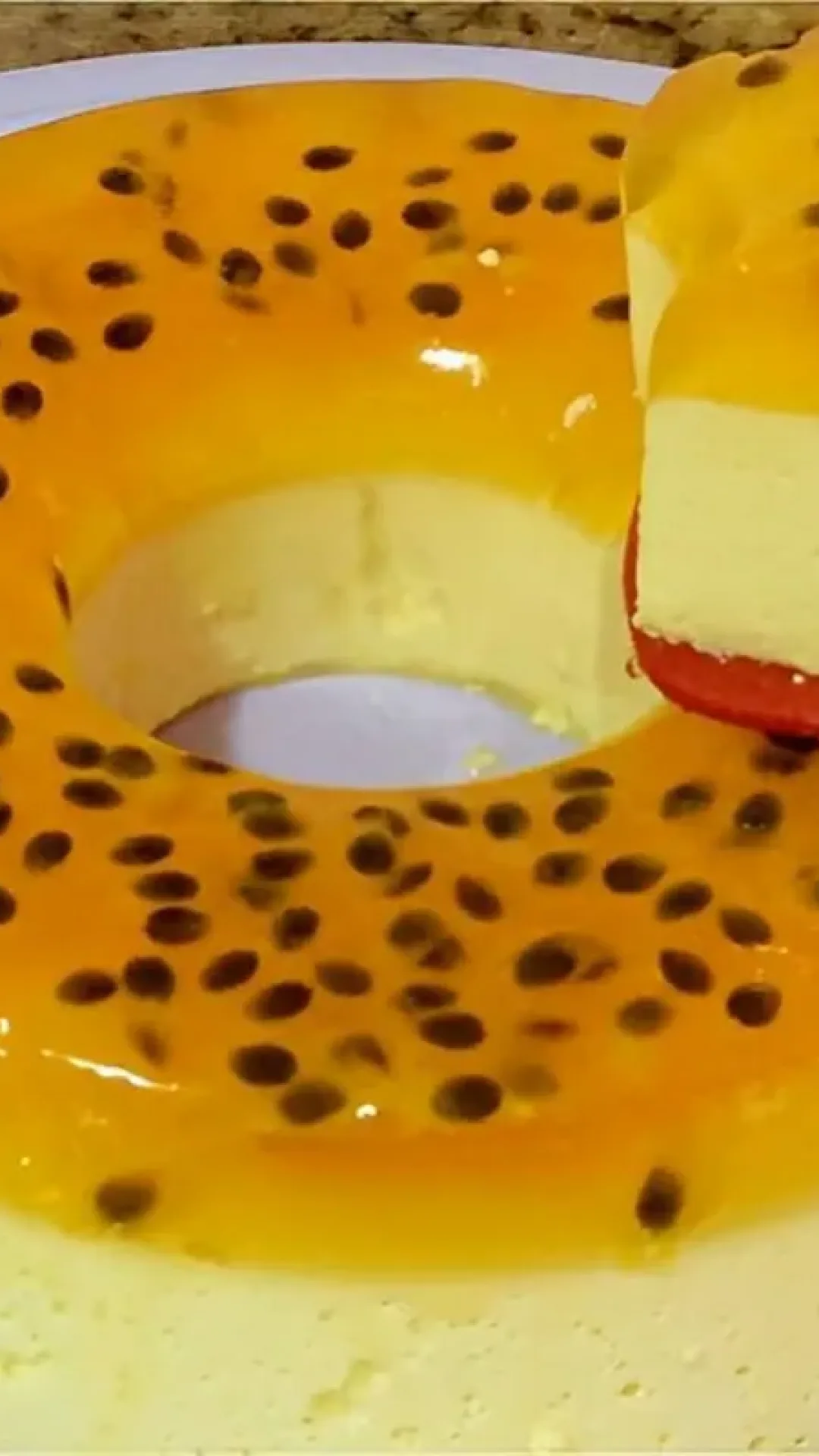 Sobremesa gelada de maracujá para seu Natal que você faz usando poucos ingredientes