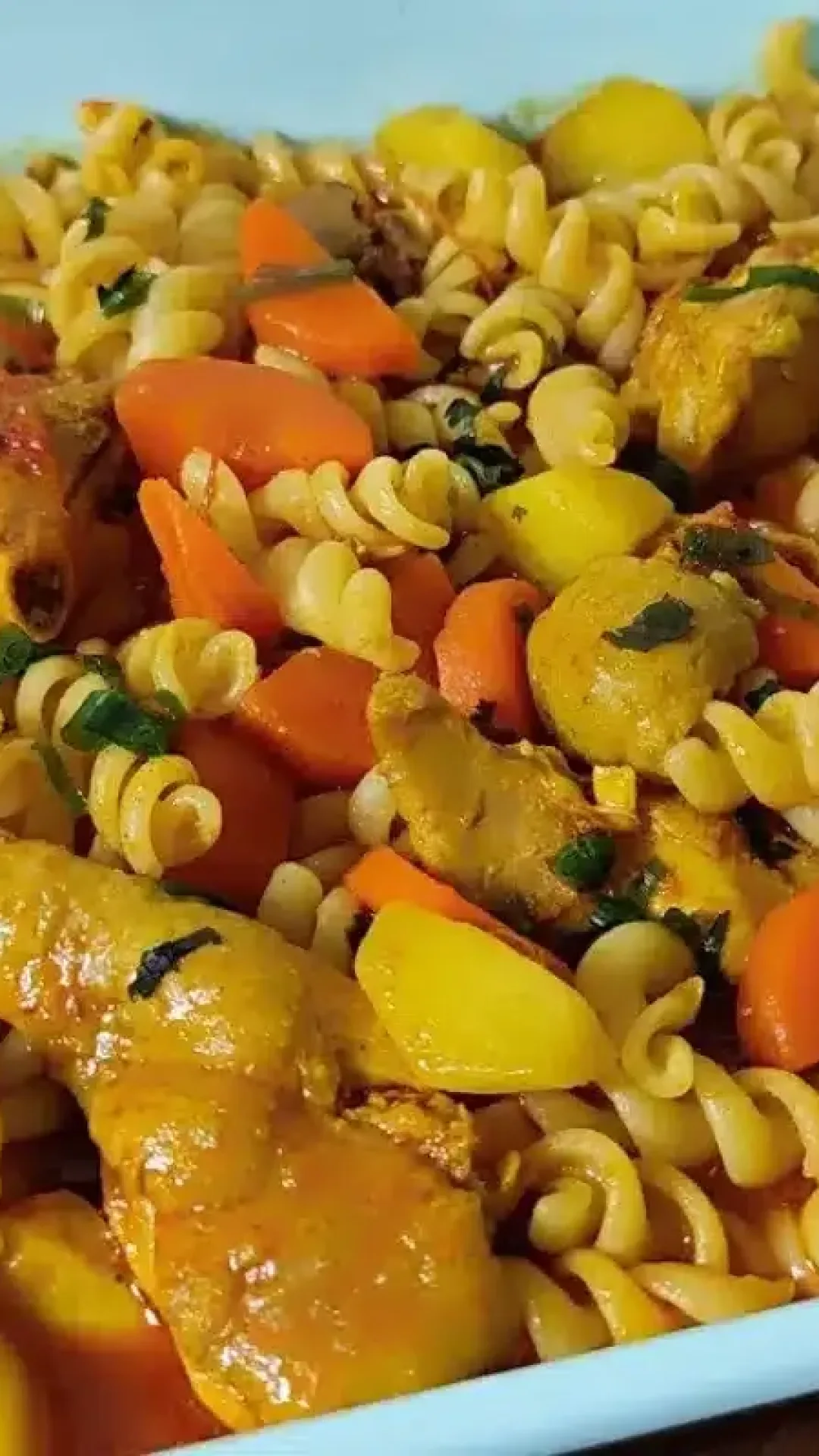 Sopa de macarrão com frango da vovó: fica pronta rapidinho e é uma delícia