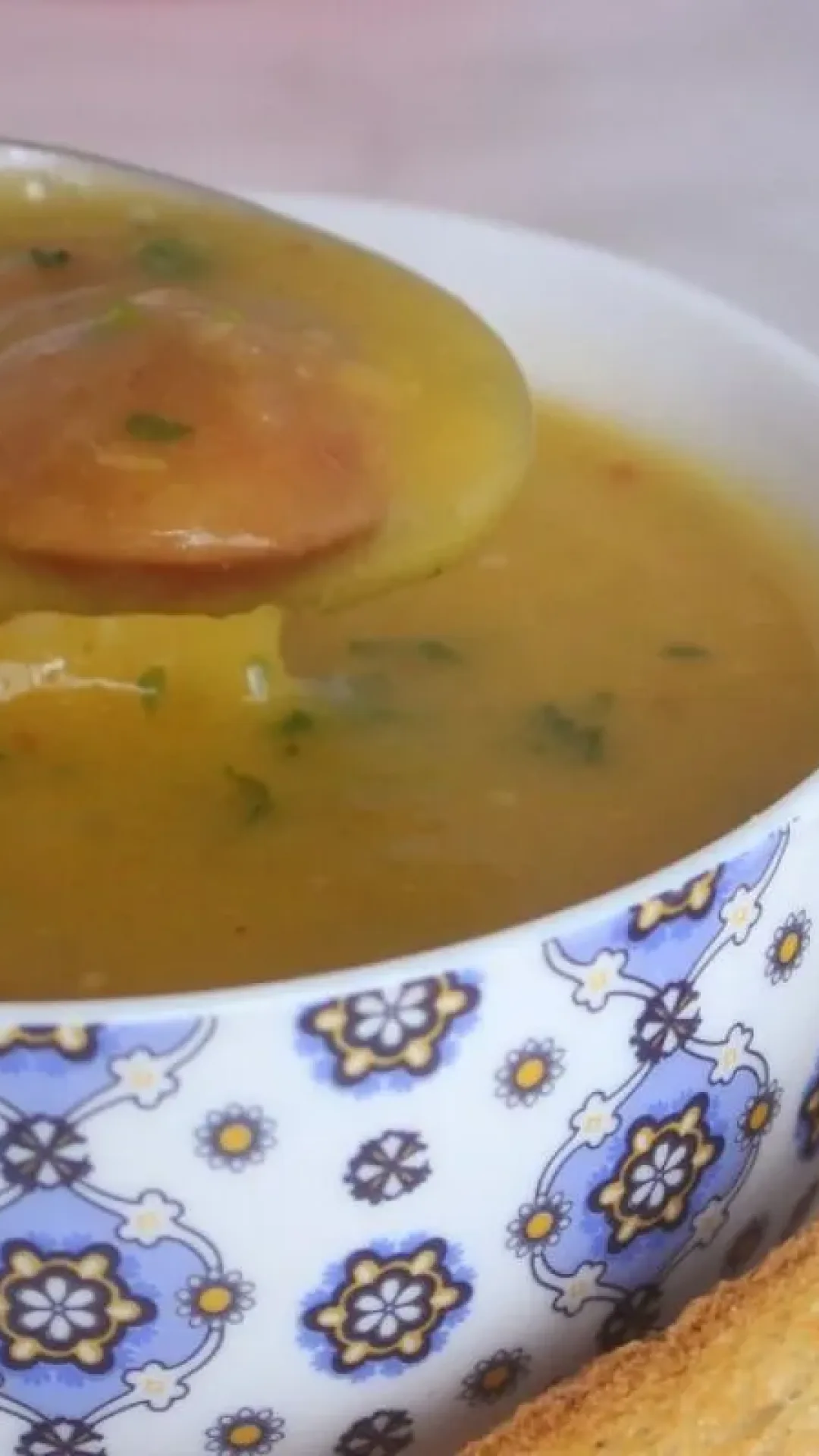 Sopa de mandioca com calabresa, cremosa e perfeita para aquecer suas noites com muito sabor