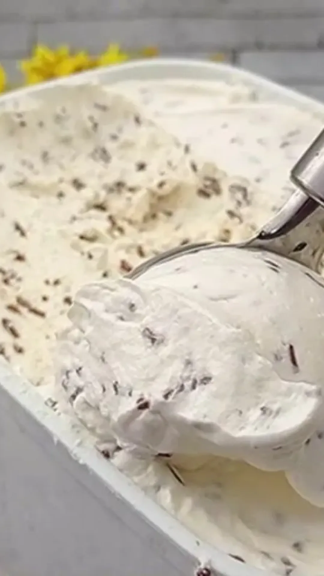 Sorvete de flocos cremoso, rápido e delicioso que você faz usando apenas 3 ingredientes