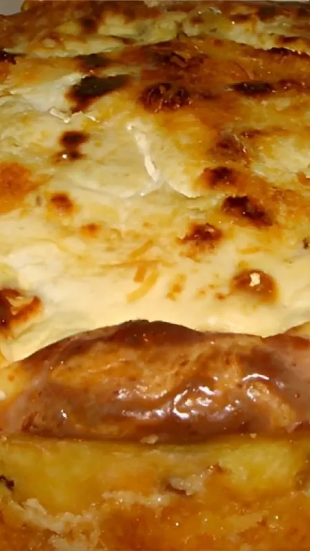 Torta de atum simples de liquidificador é só bater os ingredientes rechear e levar ao forno