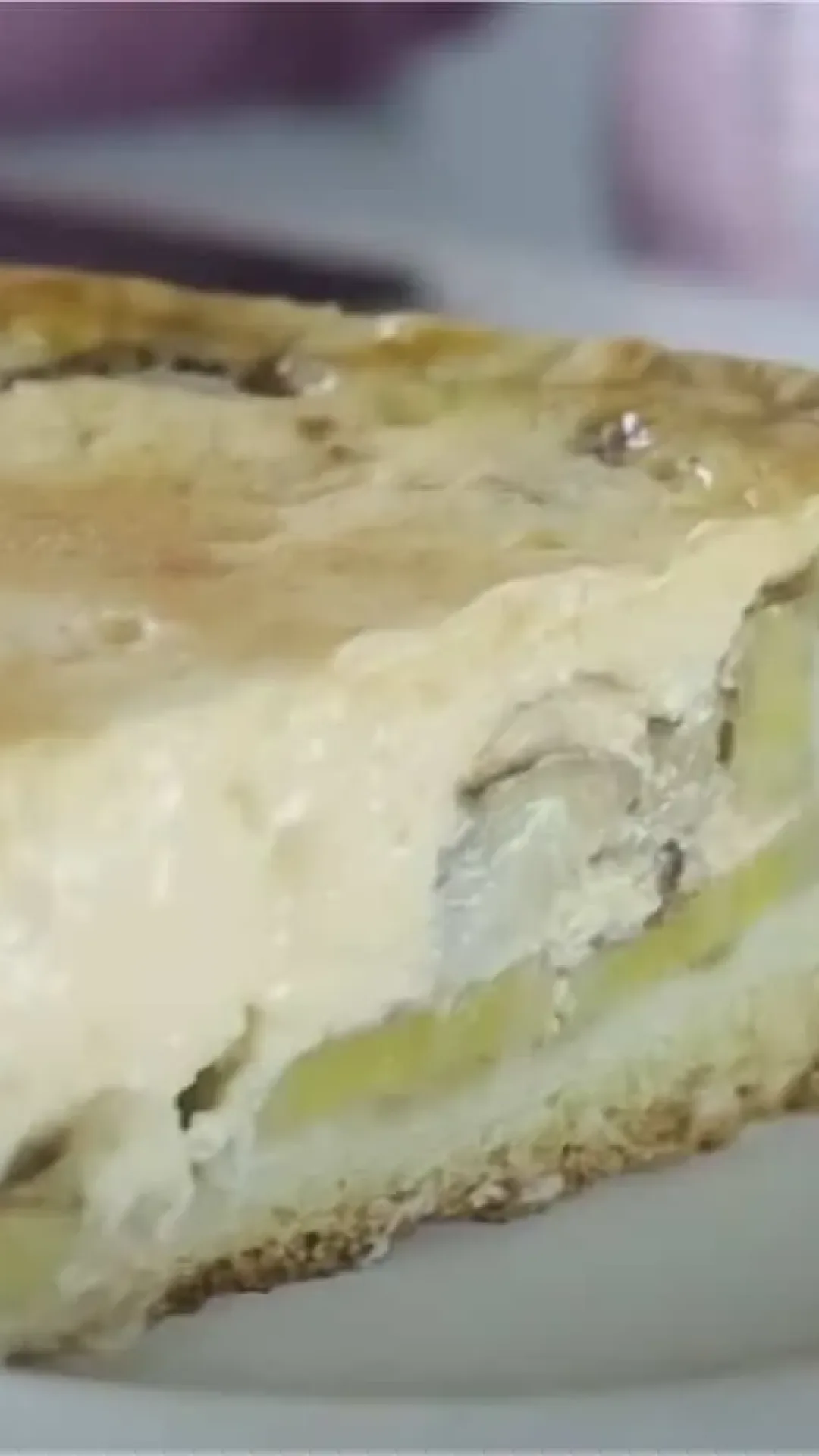 Torta de banana com creme rápida e econômica perfeita para servir depois do almoço