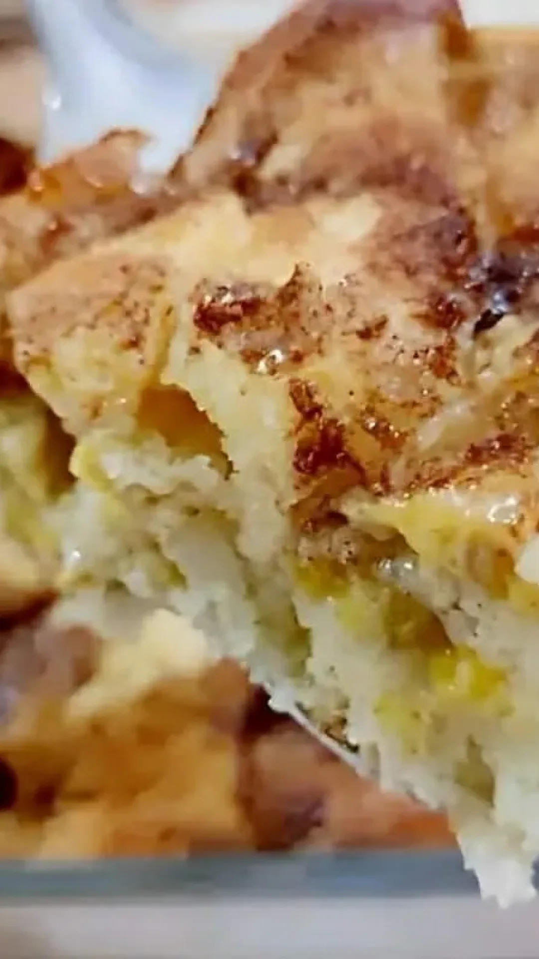 Torta de banana rápida e fácil basta misturar os ingredientes colocá-los em camadas na forma e assar