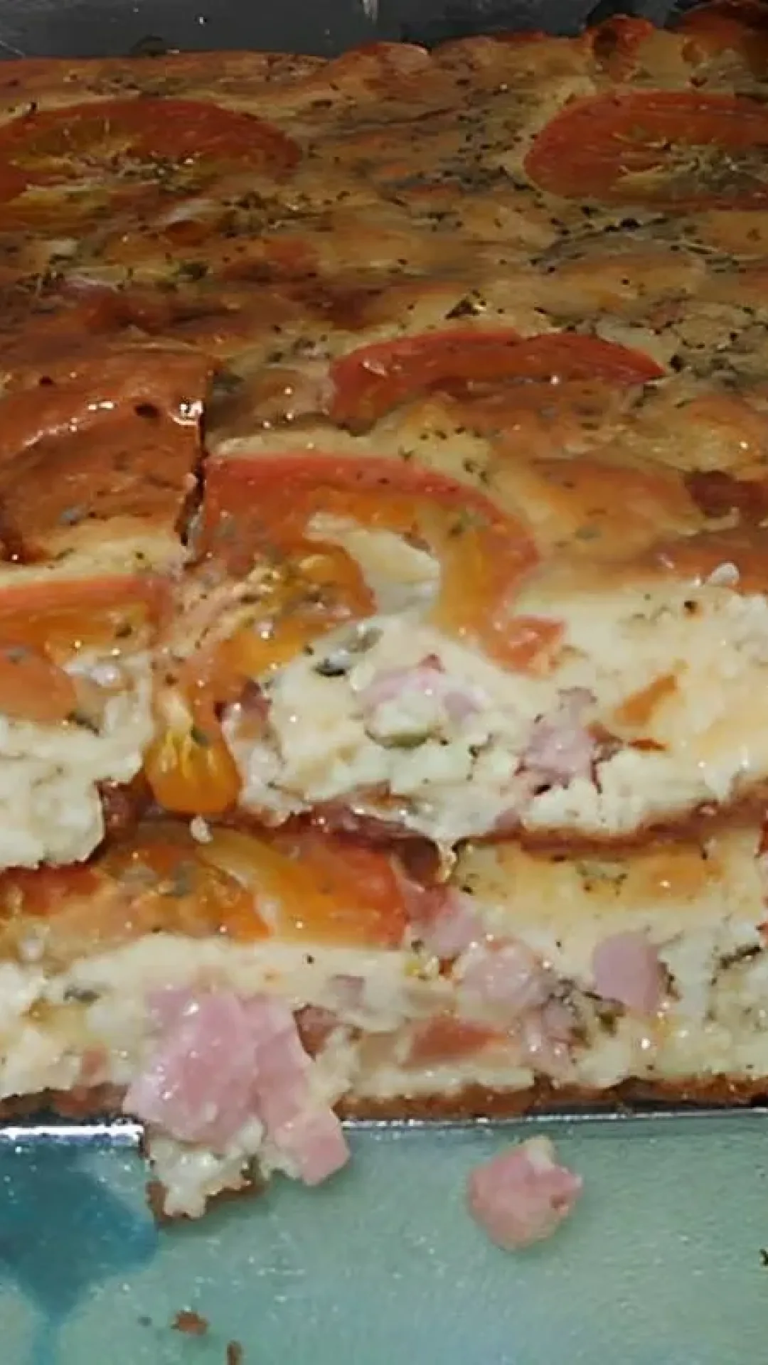 Torta de bauru na assadeira com recheio de presunto queijo cebola e tomate uma delícia