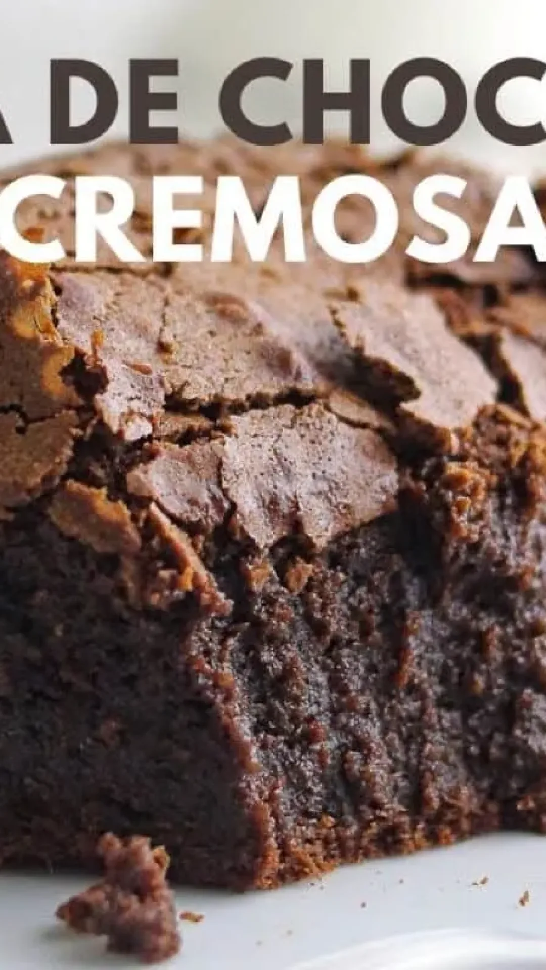 Torta de chocolate cremosa e deliciosa, daquelas de comer até o último pedaço e ainda pedir mais