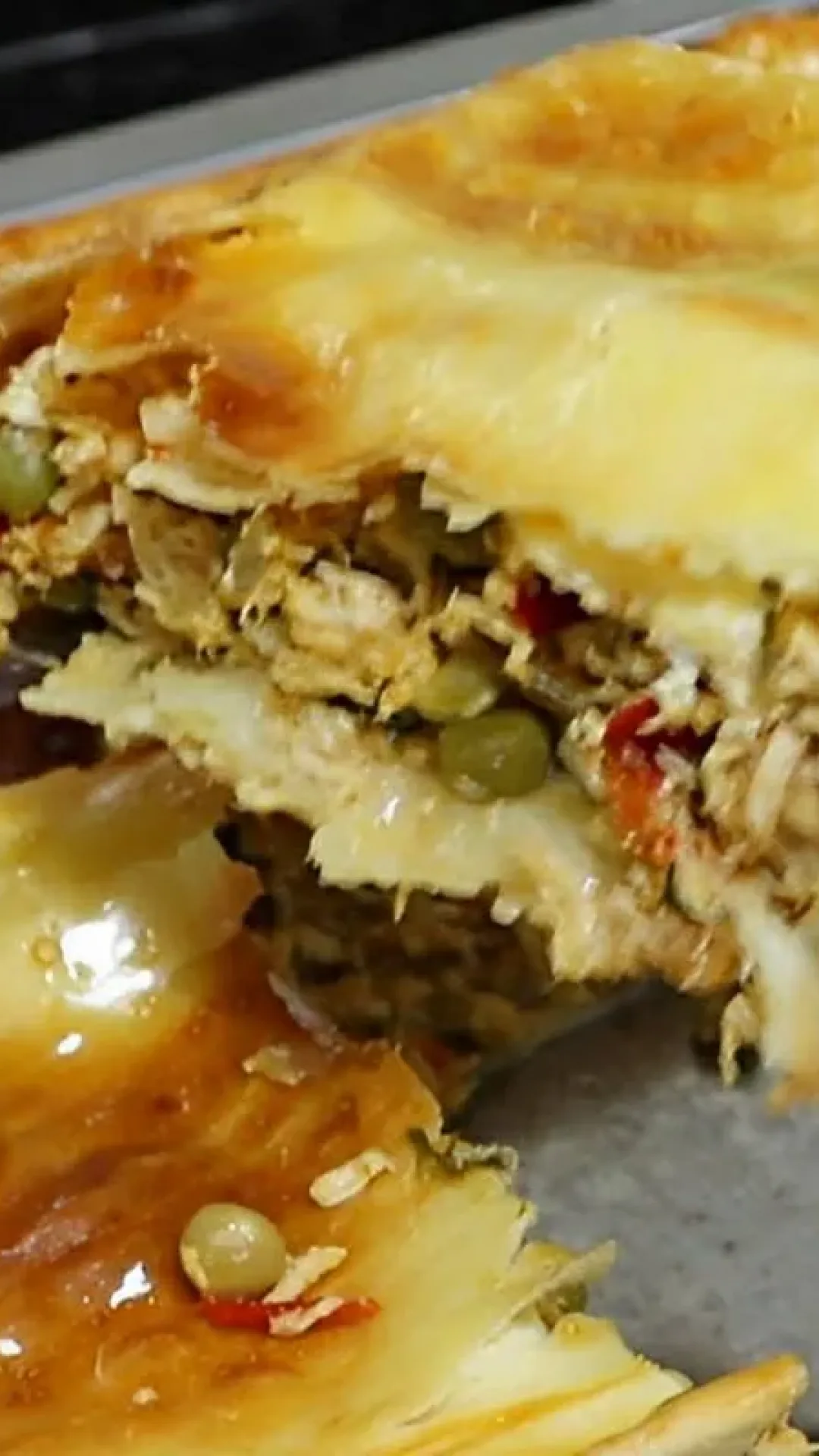 Torta de frango com massa de pastel uma delícia muito prática de fazer