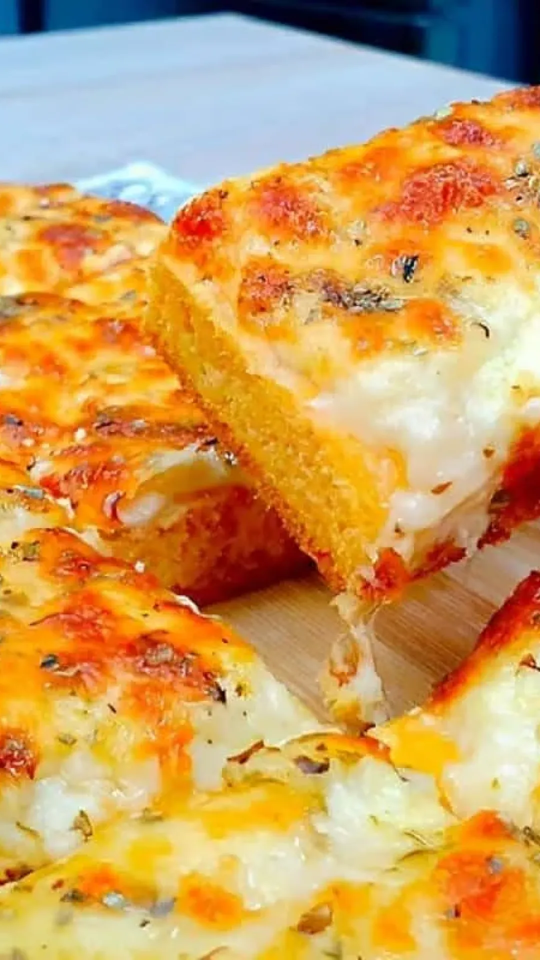 Torta de frango sem farinha gratinada com creme de alho uma delícia para comer a qualquer hora