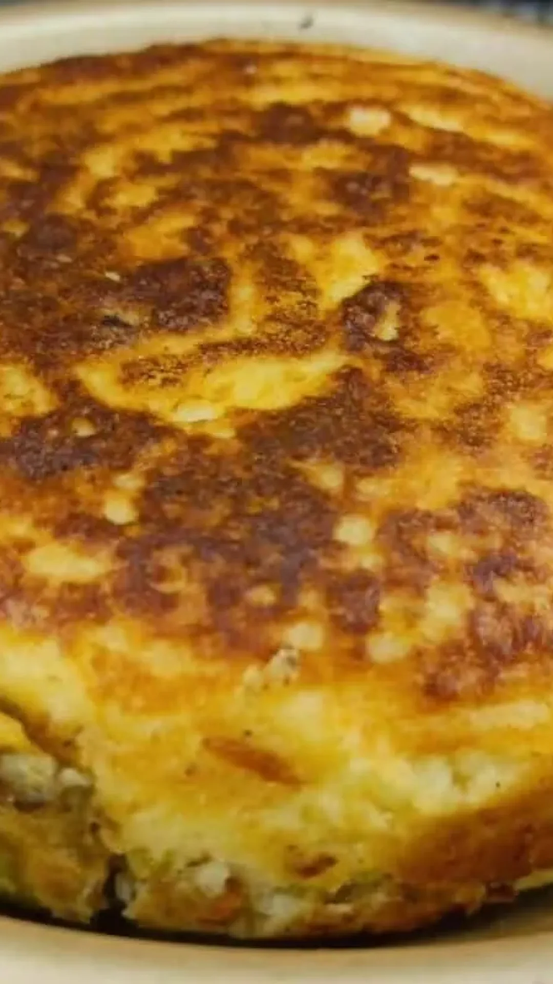 Torta de frigideira sem trigo misturando arroz, sardinha e ovo para um lanche ou jantar rápido