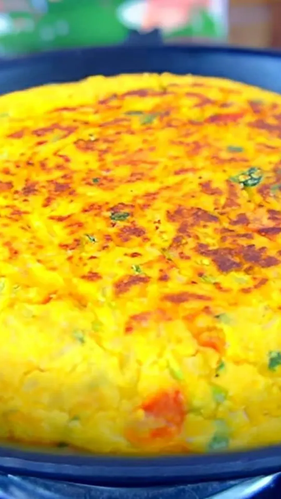 Torta de fubá na frigideira muito fácil basta misturar os ingredientes e levar ao fogo