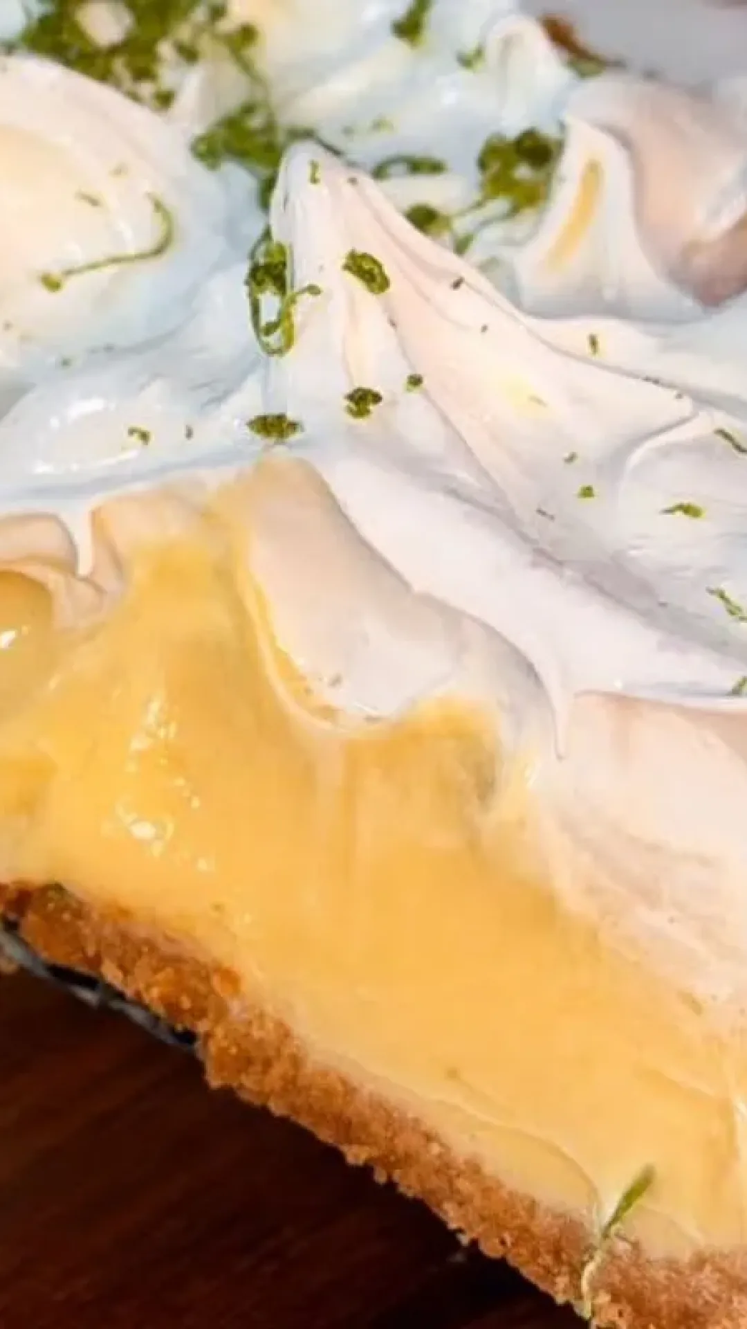 Torta de limão: incrível, você precisa fazer assim, torta assada e sem gelatina