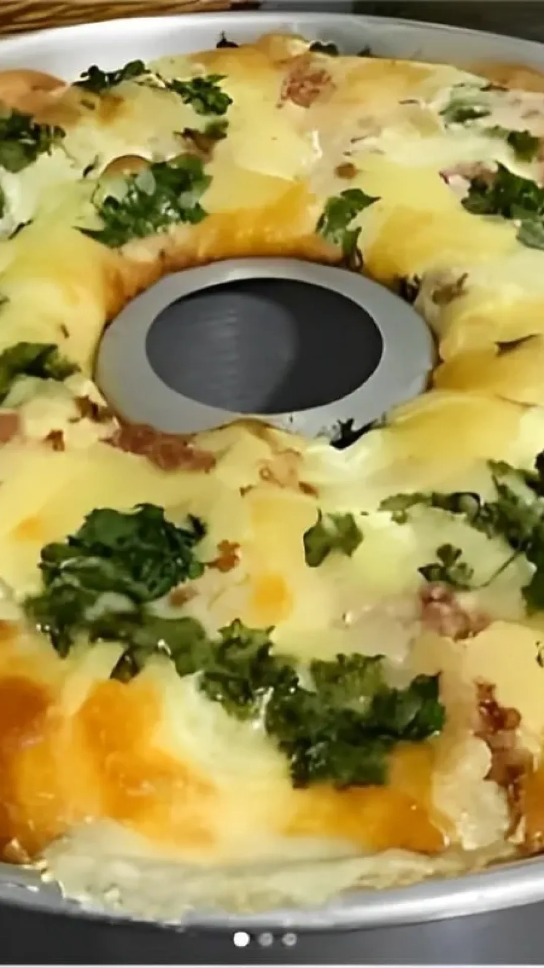 Torta de liquidificador na forma com recheio fácil e delicioso para toda família