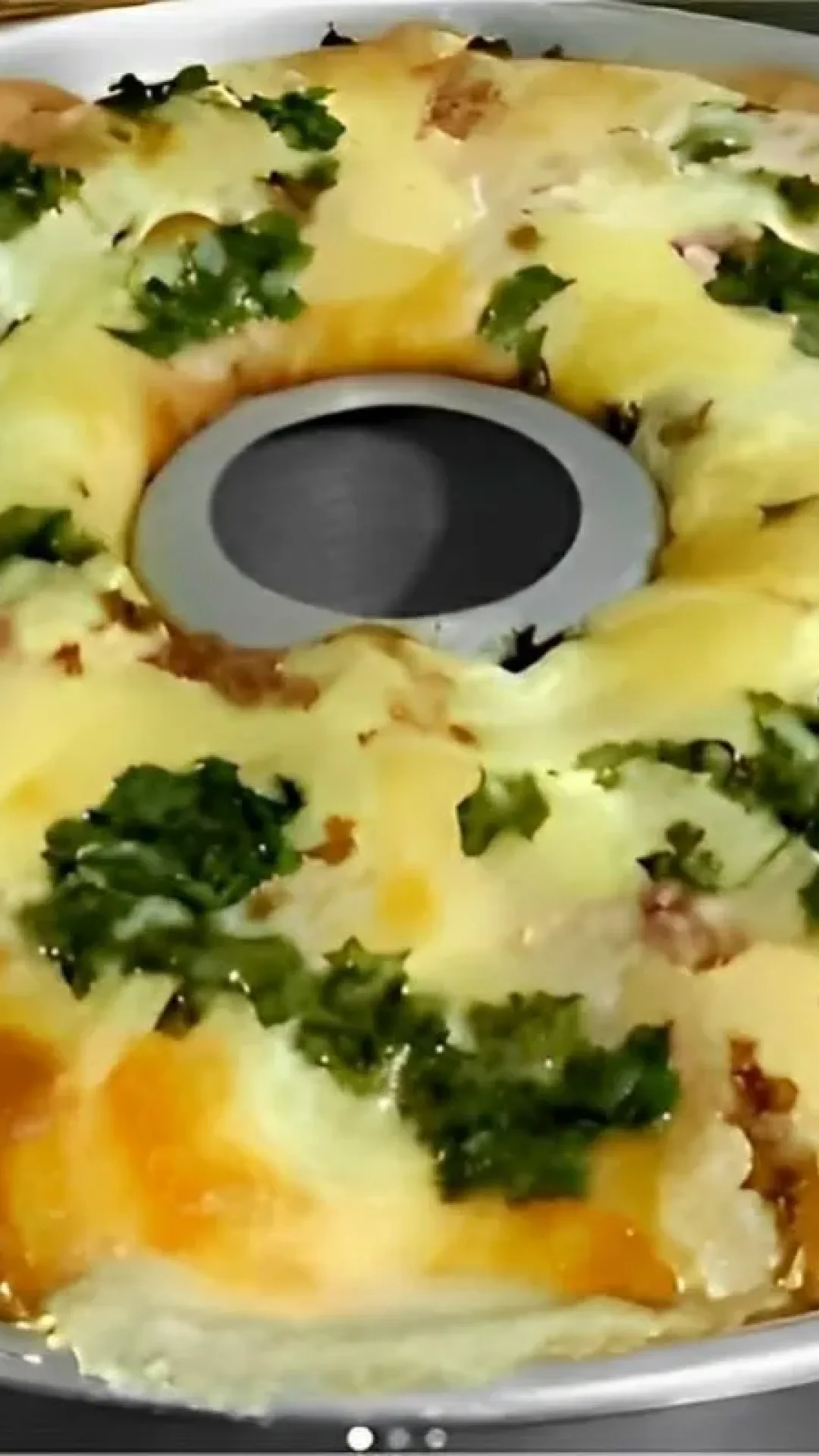 Torta de liquidificador salgada recheada é só bater os ingredientes colocar na forma e assar