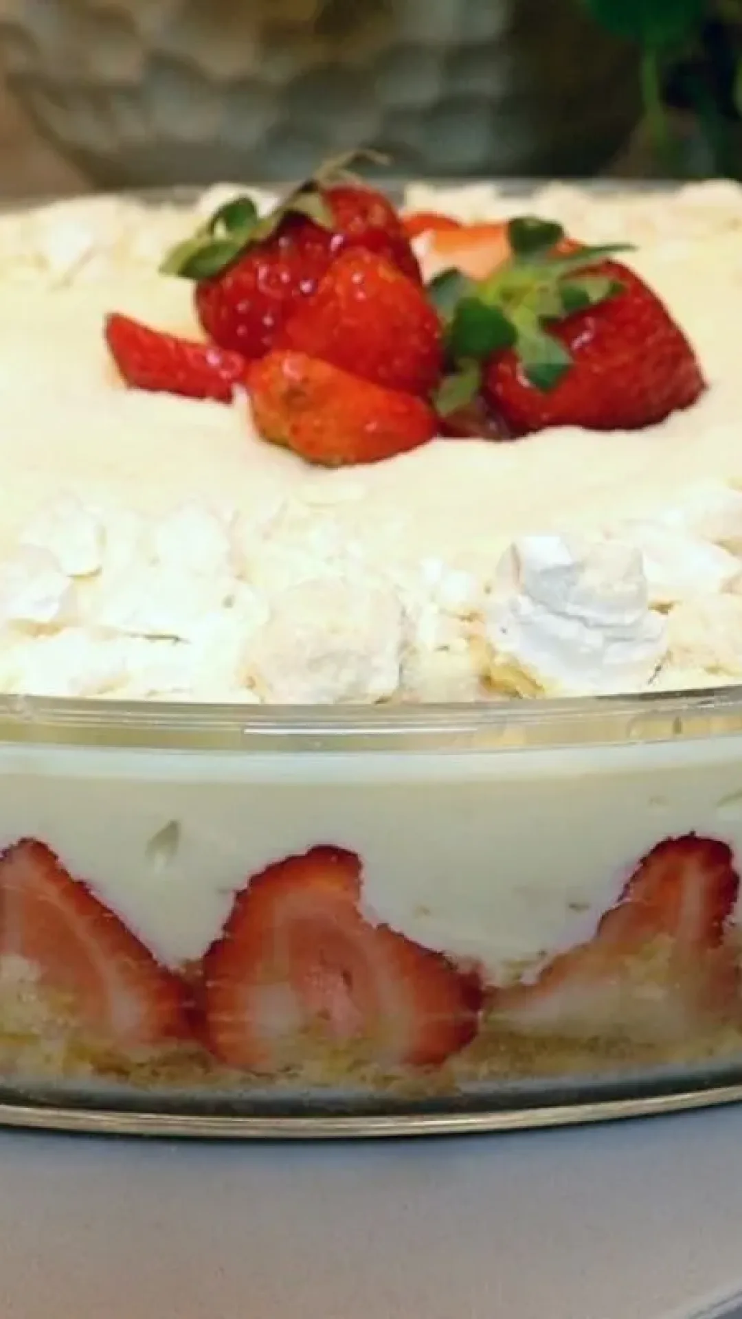 Torta de morango com Ninho na travessa: a sobremesa fácil de fazer que todo mundo ama