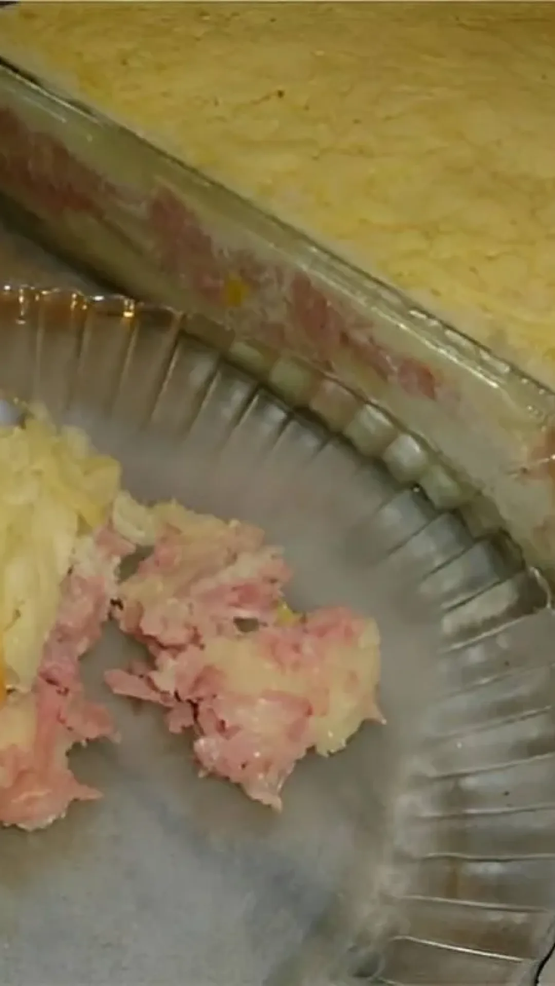 Torta de pão de forma cremosa recheada com presunto e queijo fácil e rápida de fazer