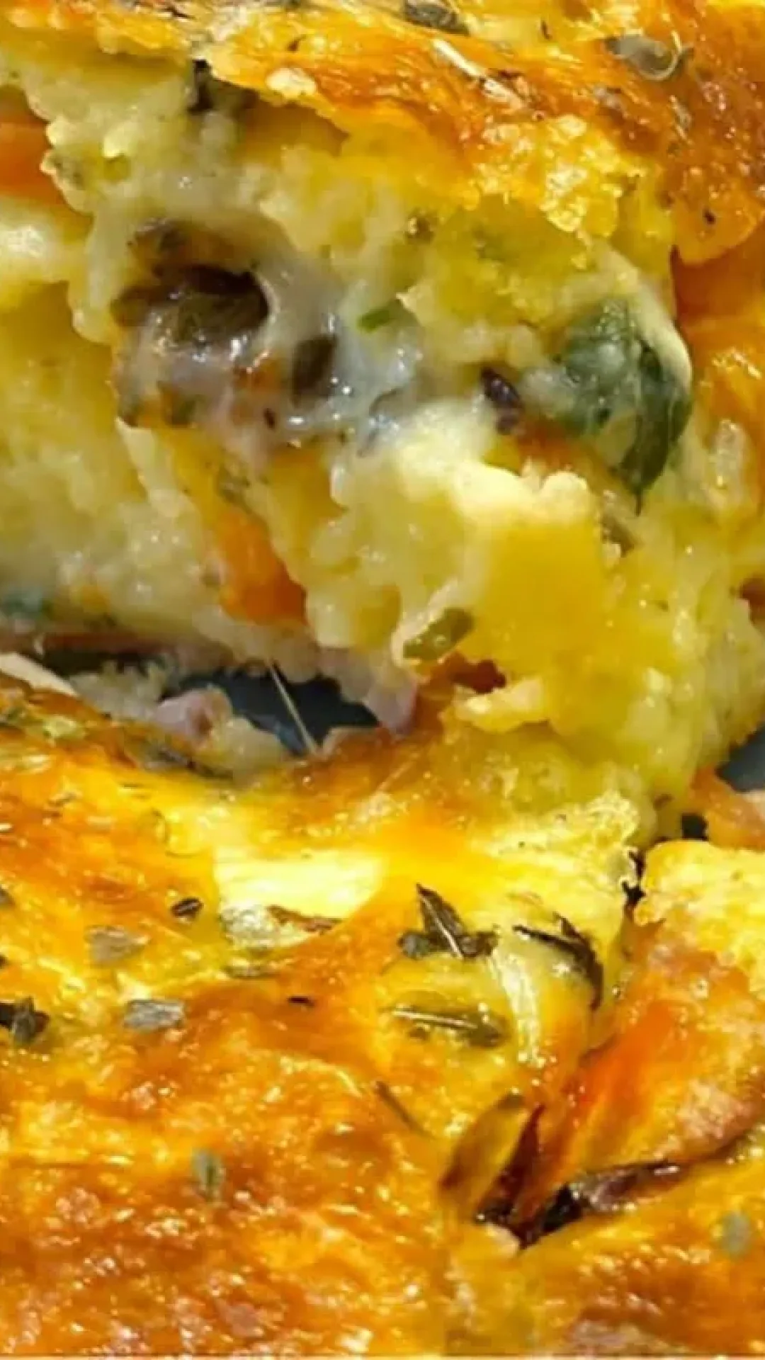 Torta de tapioca fácil sem farinha e batida a mão recheada com frios e legumes uma delícia