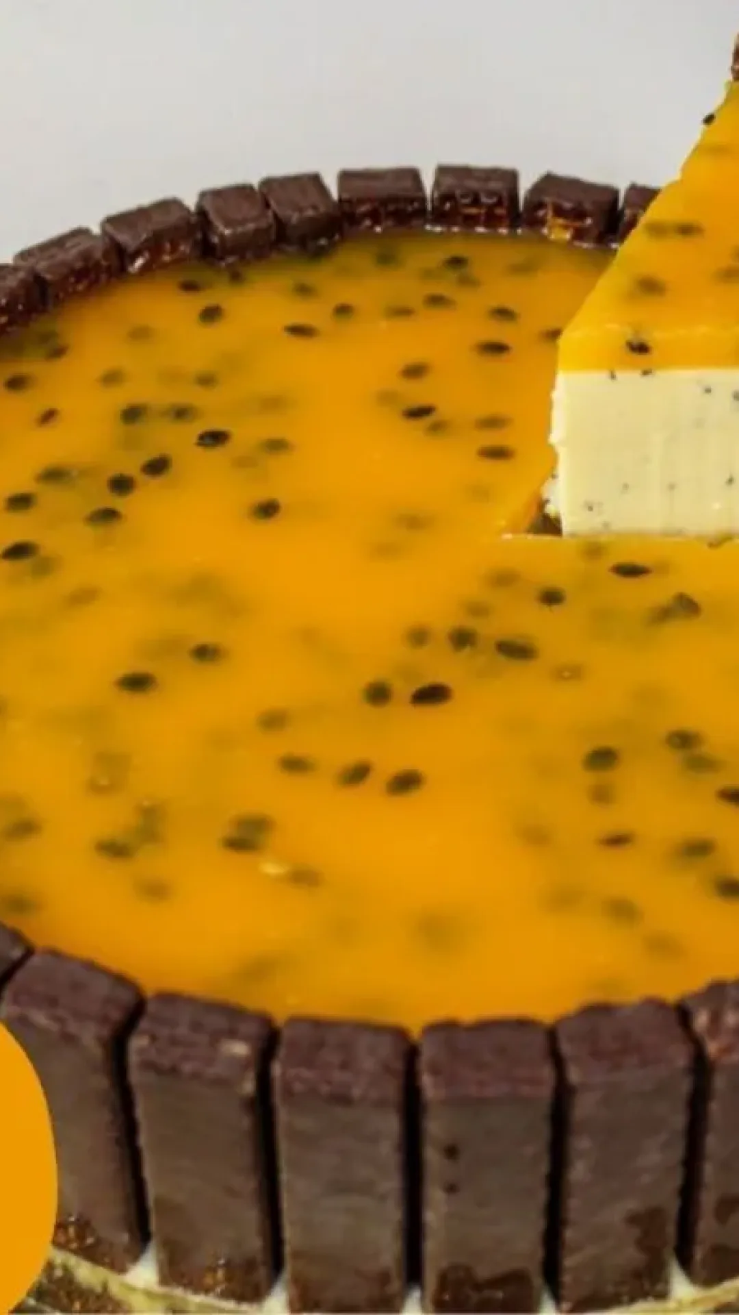Torta mousse de maracujá: uma sobremesa refrescante e muito fácil de preparar que leva um toque especial de Bis para deixar o resultado incrível