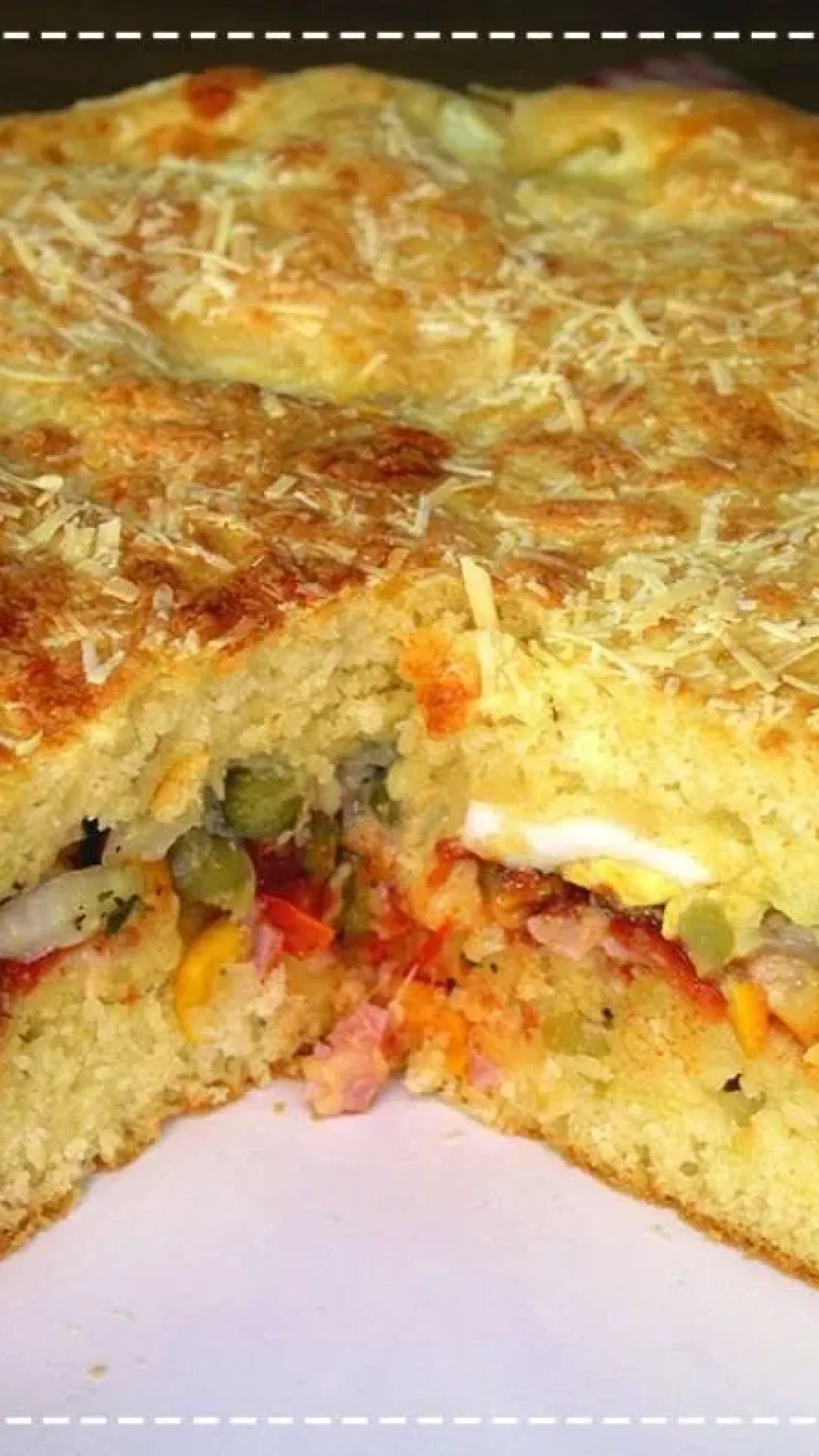 Torta salgada à portuguesa bem recheada e pronta para servir na hora do jantar