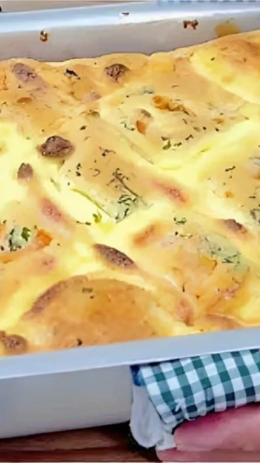 Torta salgada fácil de fazer é só misturar os ingredientes com uma colher e assar