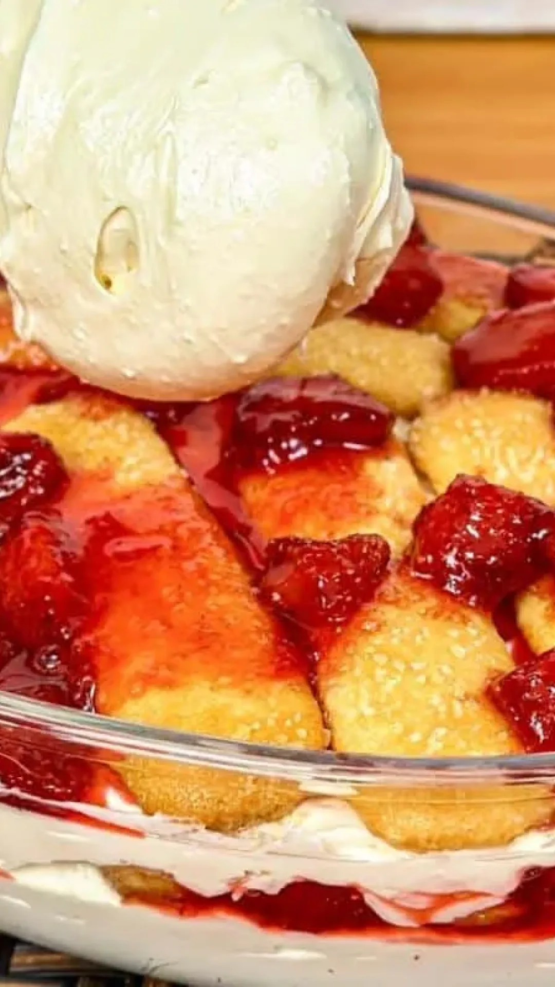Travessa cremosa de ninho com biscoito champanhe a sobremesa que mais combina com o natal