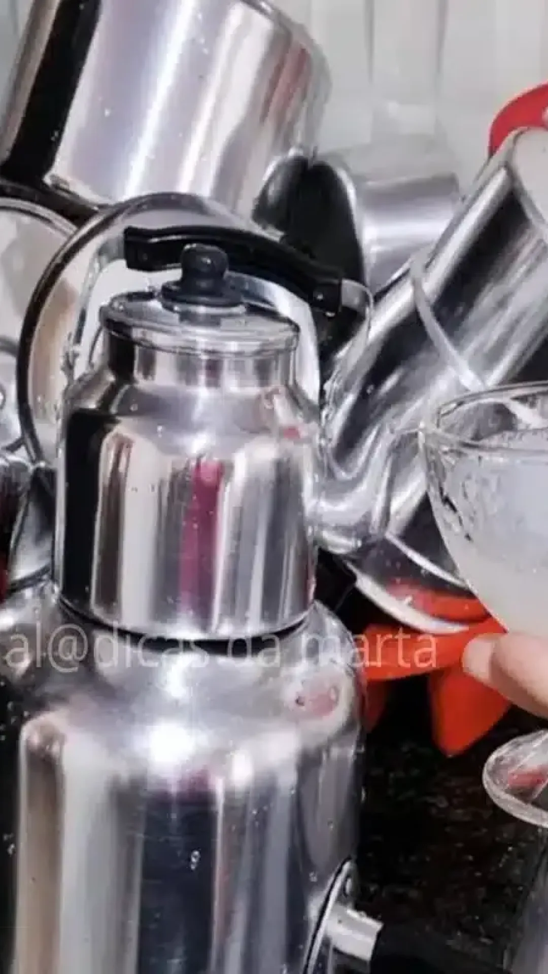 Use esse brilha alumínio caseiro depois do almoço e deixe sua cozinha toda brilhando