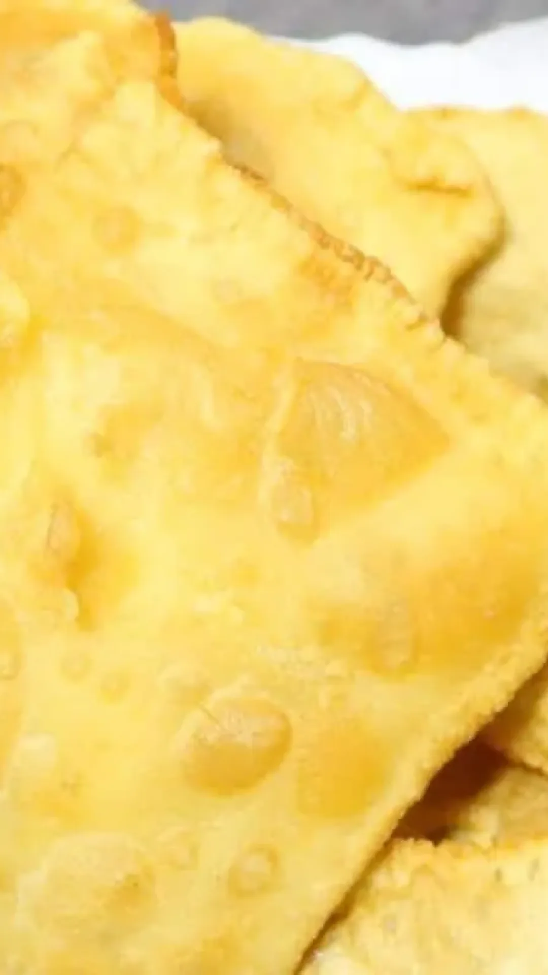 Veja como fazer massa de pastel de feira sem encharcar de gordura