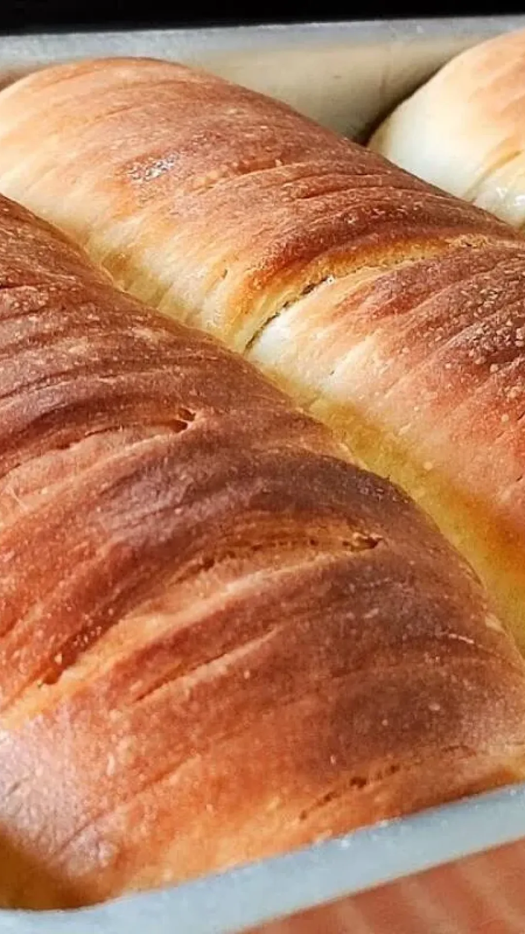 Veja como fazer um pão caseiro sem ovo e sem leite que cresce bastante