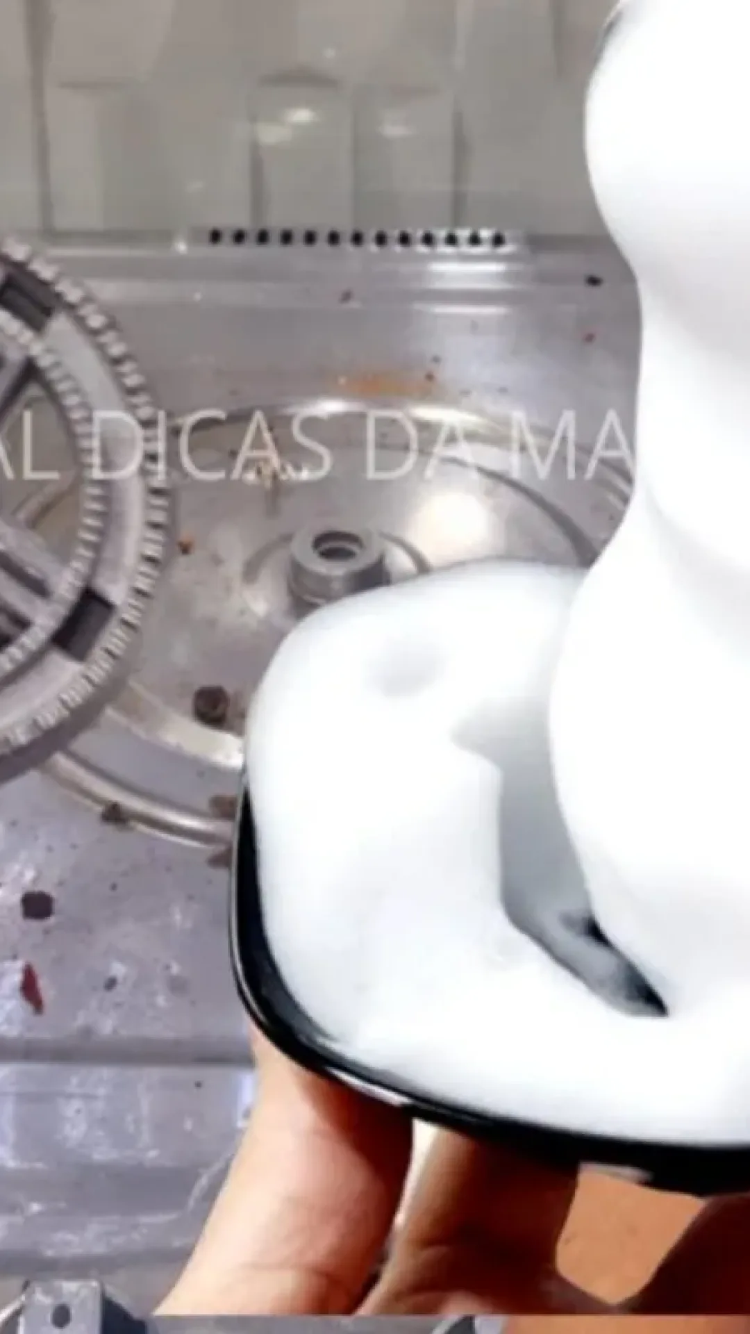 Veja como fazer uma espuma para limpar fogão que tira toda aquela crosta de gordura