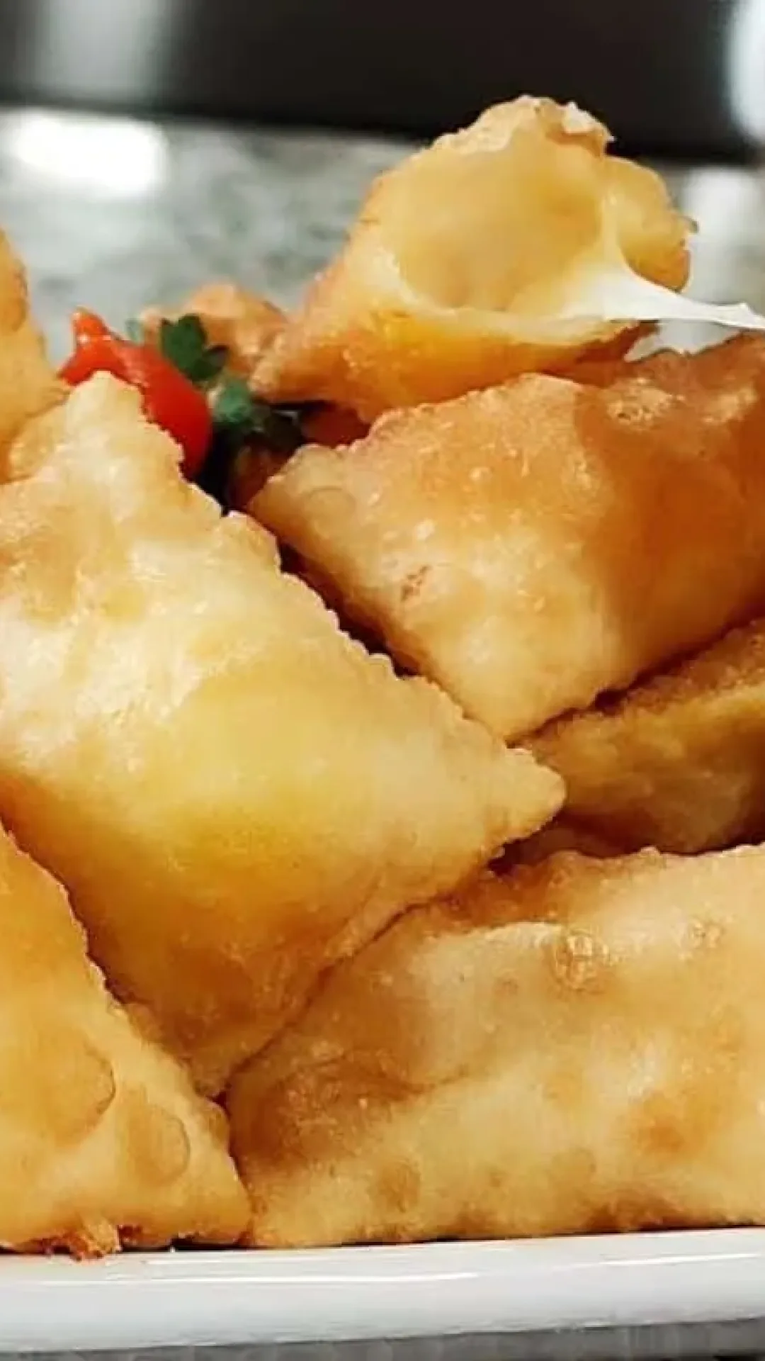 Veja como fazer uma massa de pastel sequinha e crocante usando só 2 ingredientes