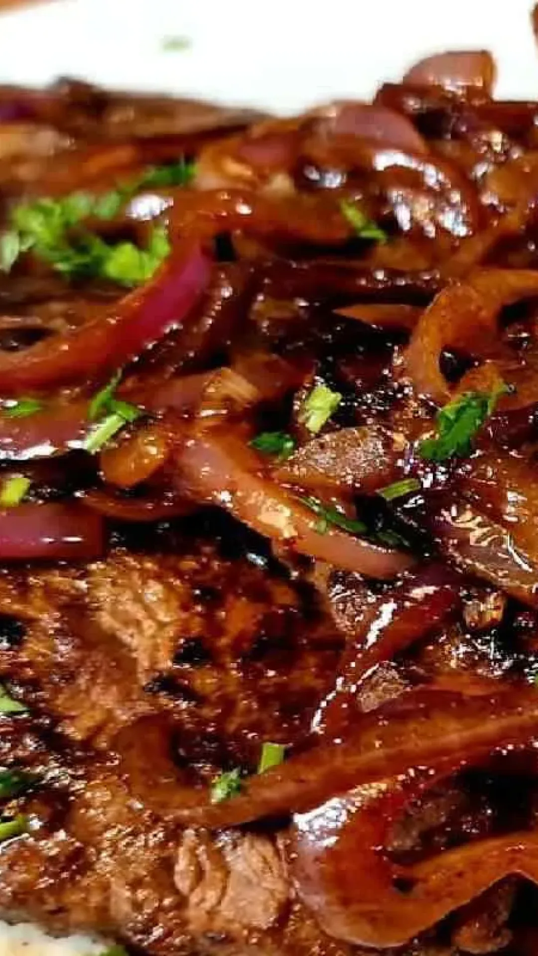 Veja porque o bife acebolado da sua mãe fica tão perfeito e saboroso