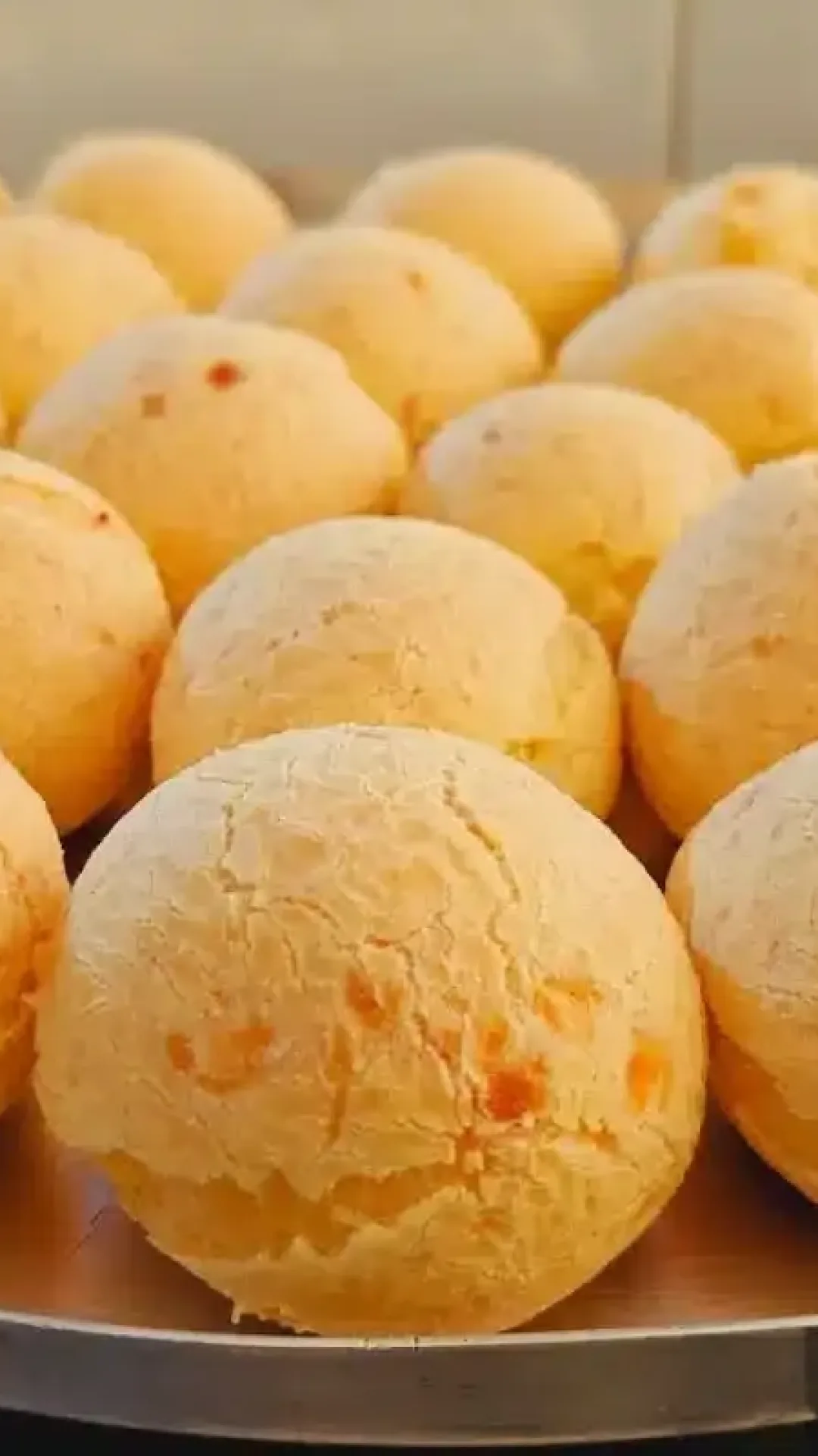 Você consegue fazer pão de queijo que não murcha? Aqui está o segredo para você acertar