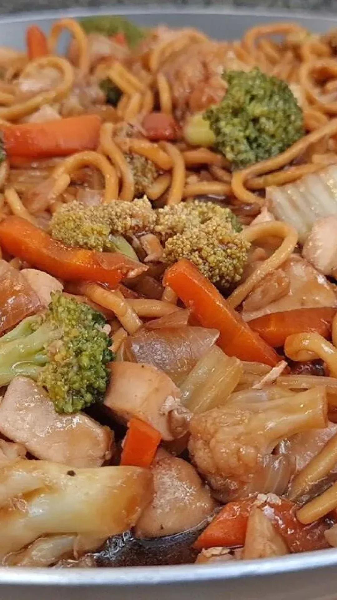 Yakisoba caseiro rápido e com aquele molho que fica cremoso e cheio de sabor