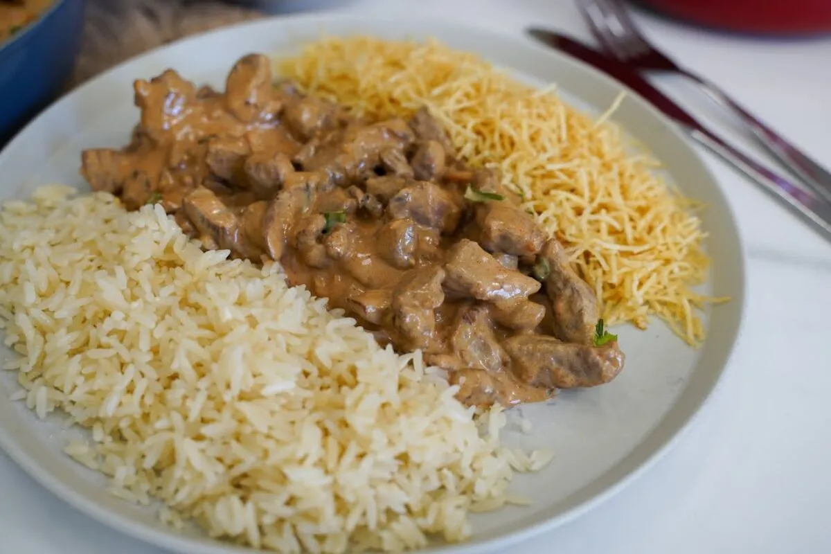 Strogonoff de carne: a melhor receita de strogonoff super cremosa e fácil de fazer