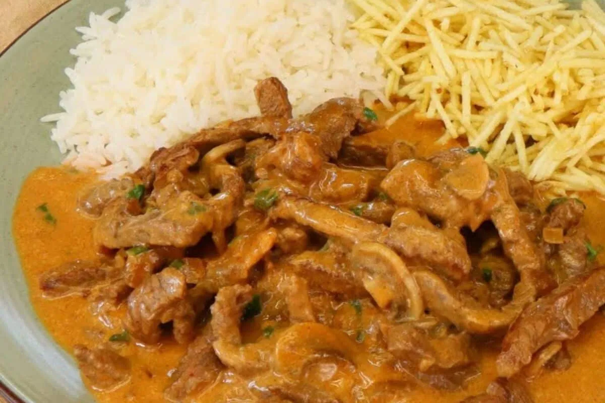 Strogonoff de carne perfeito para o almoço em família com molho cremoso e muito sabor