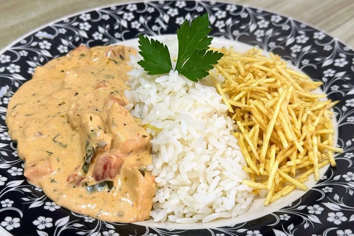 Strogonoff de frango cremoso e suculento, sem complicação que fica igual de restaurante