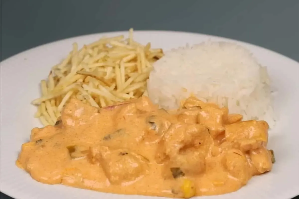 Strogonoff de frango cremoso: pronto em minutos, almoço fácil e delicioso para a correria