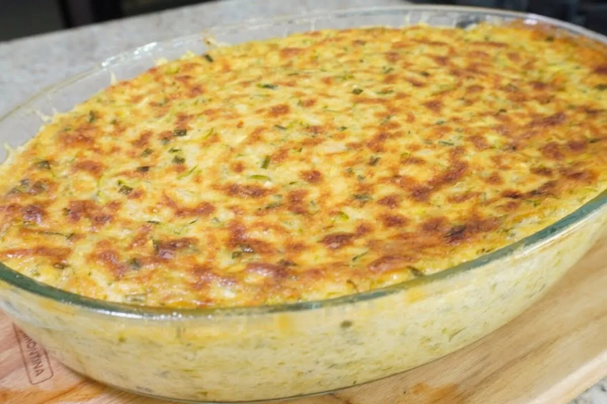 Suflê de abobrinha leve e delicioso que combina perfeitamente com carnes e saladas