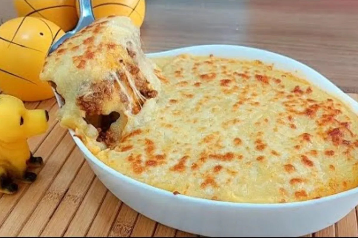 Surpreenda todo mundo no seu almoço com essa polenta recheada maravilhosa e fácil de fazer