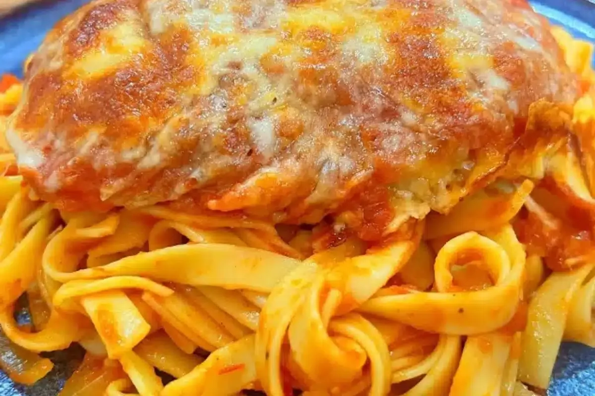 Talharim com parmegiana de frango para um almoço completo e irresistível em família