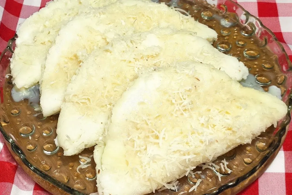 Tapioca molinha e molhadinha, igual aquela de feira, que é impossível comer apenas um pedaço de tão boa