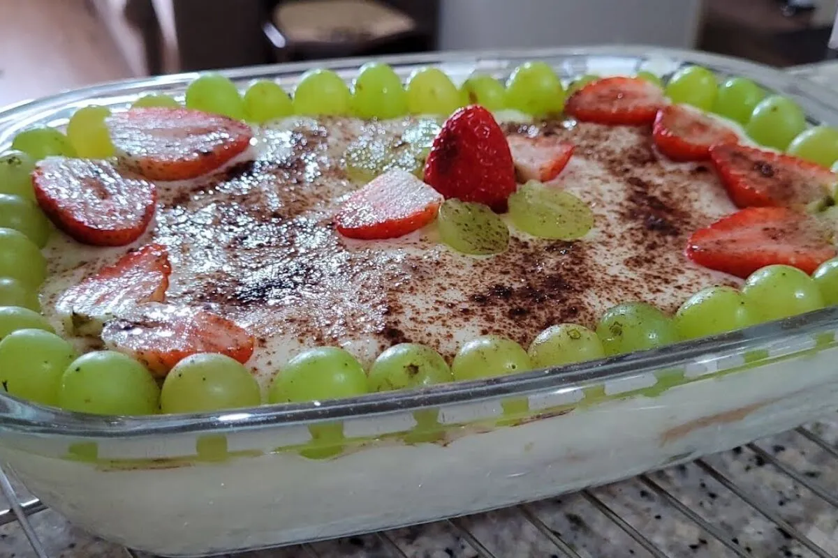 Tiramisu de frutas, uma sobremesa especial deliciosa e com um sabor de café marcante