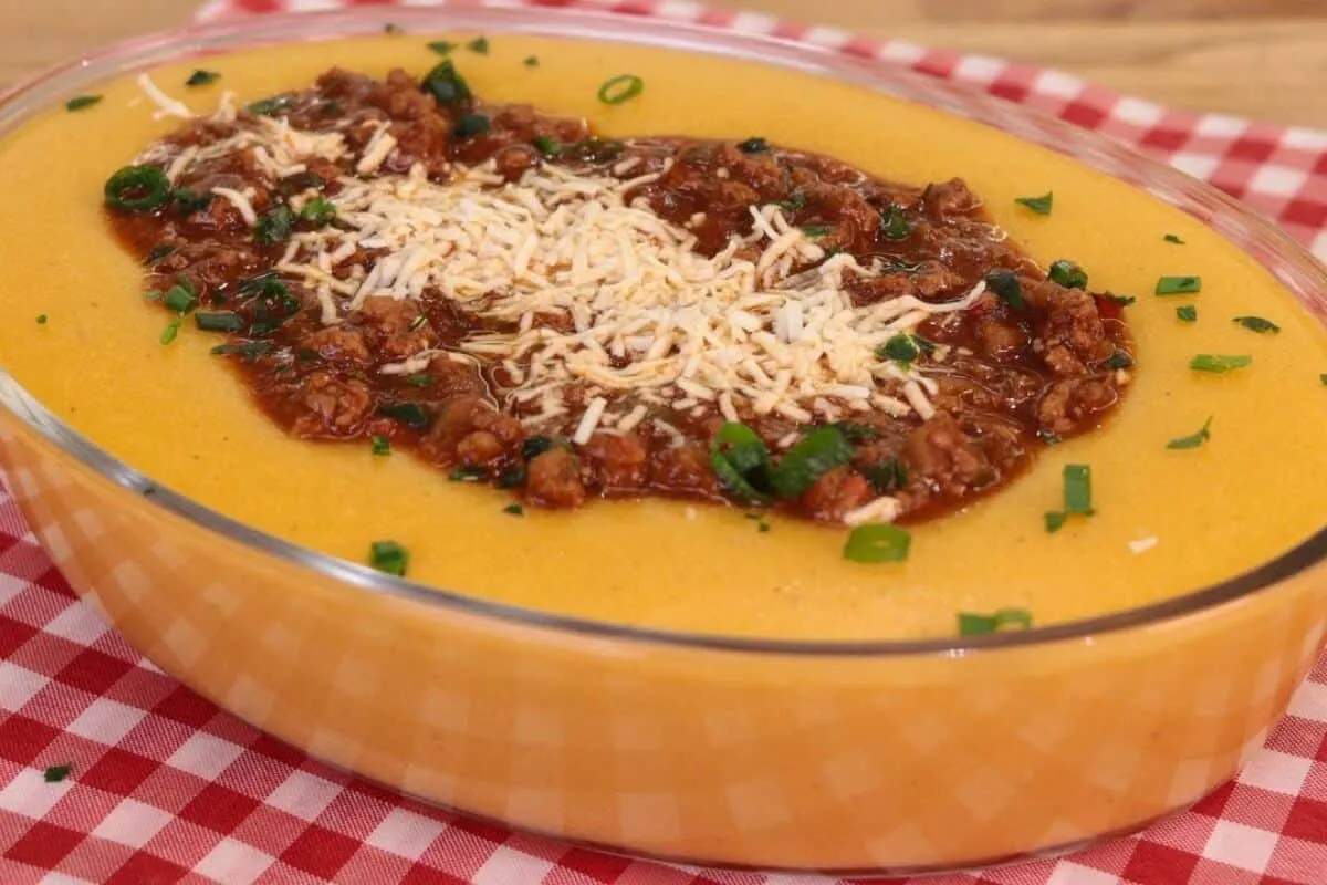 Todo mundo fica querendo mais quando preparo essa polenta com carne moída aqui em casa