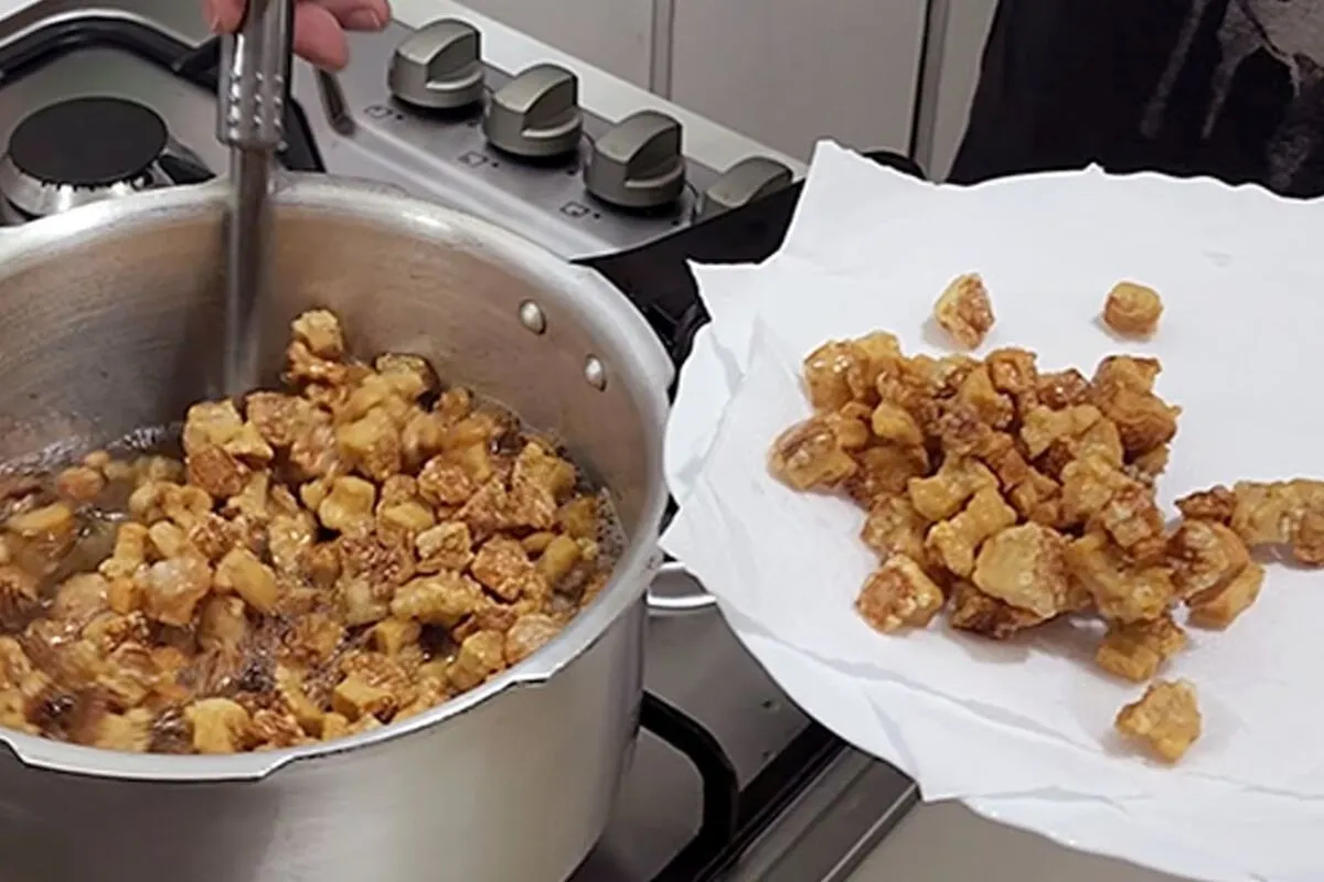 Torresmo crocante: aprenda a técnica para deixar o torresmo delicioso, bem sequinho e pururuca