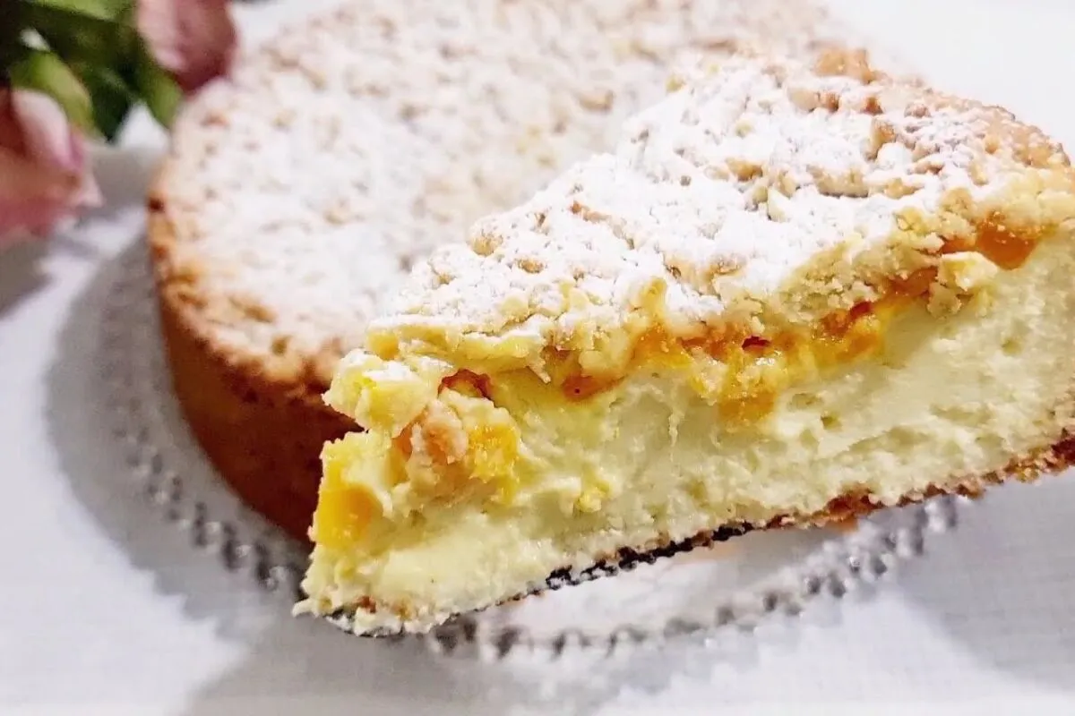 Torta cheesecake de ricota com recheio de damascos, uma receita refinada e cheia de sabor