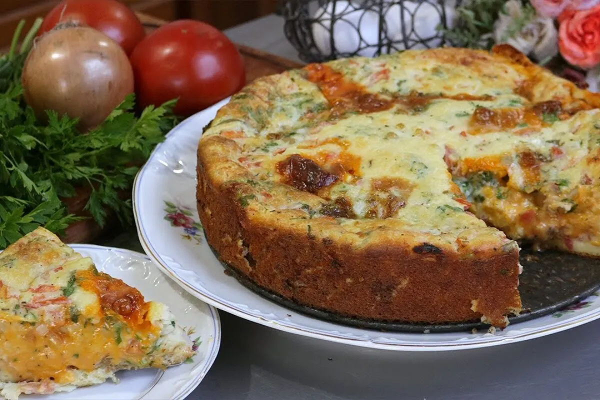 Torta com massa de creme de leite prática e saborosa para substituir a pizza de hoje