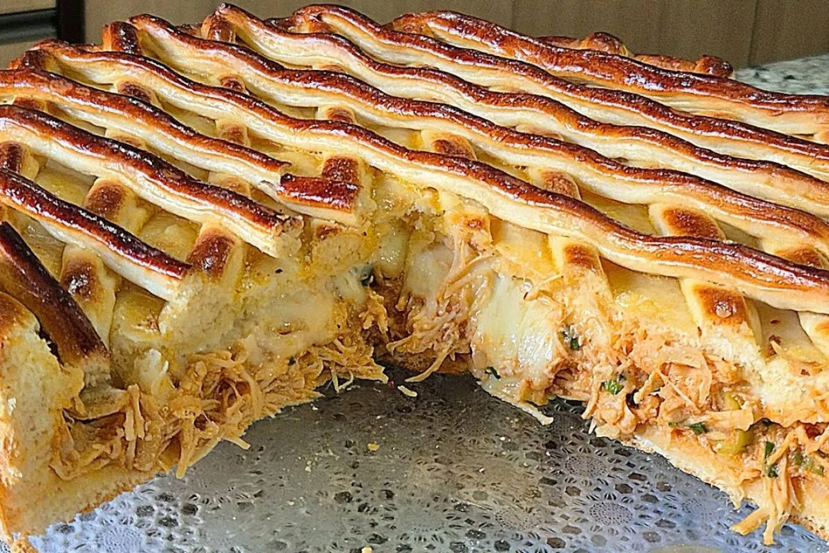 Torta com massa fermentada: com massa macia e muito saborosa que garante seu lanche da tarde ou jantar