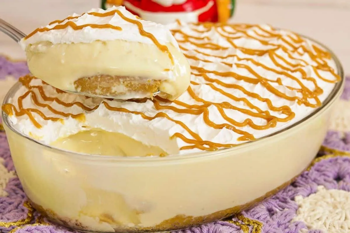 Torta cremosa de abacaxi na travessa para uma sobremesa irresistível e refrescante